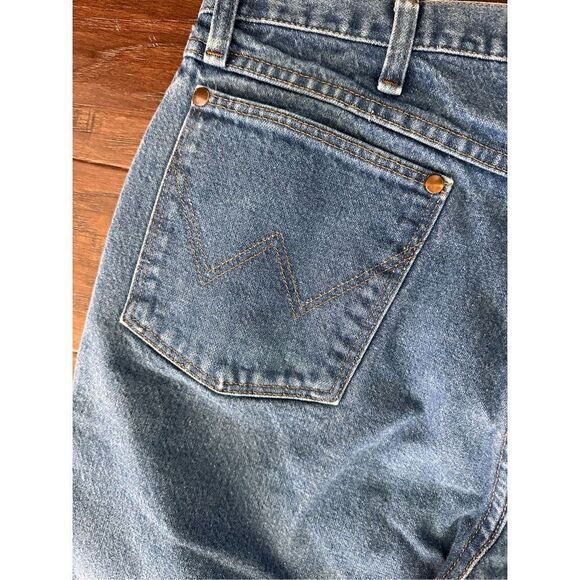 NEW Wrangler Relaxed Jeans - Picture 6 of 9